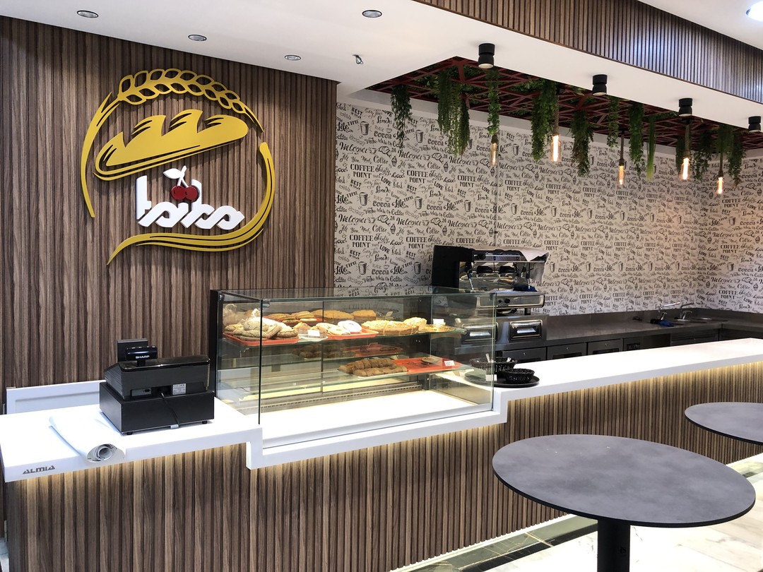 Espace commercial — boulangerie en lambris bois et comptoir vitrine