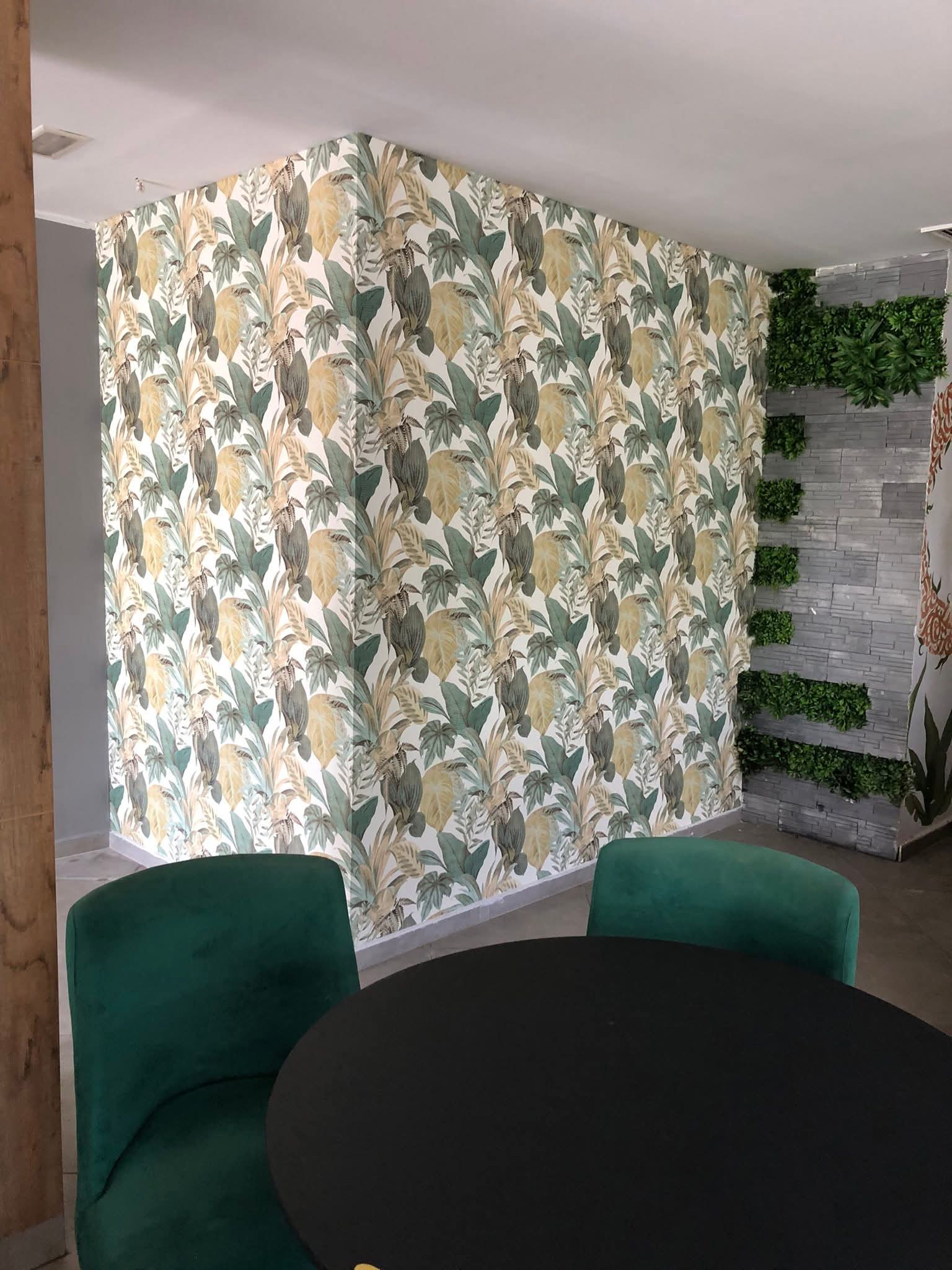 Mur panoramique feuillage tropical — papier peint vert et chaises en velours
